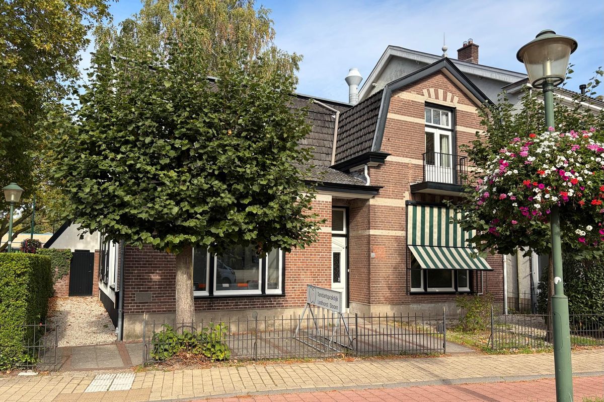 Het praktijkpand van Tandartspraktijk Linthorst Doorn aan de Dorpsstraat in Doorn